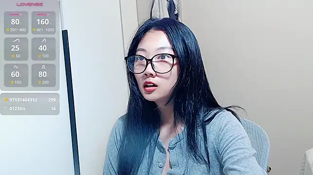 Tutu512 - 玩刺激中 挑战和朋友聊天偷偷玩