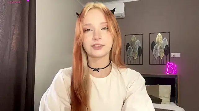 KatryVens - Take off my top and tease my tits