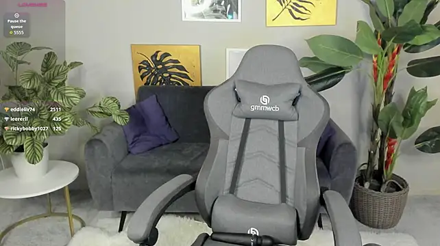 Eva_Leeee - show your ass close to the camera