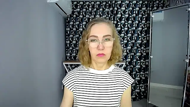 Queen_a_n_i - wear only a bra