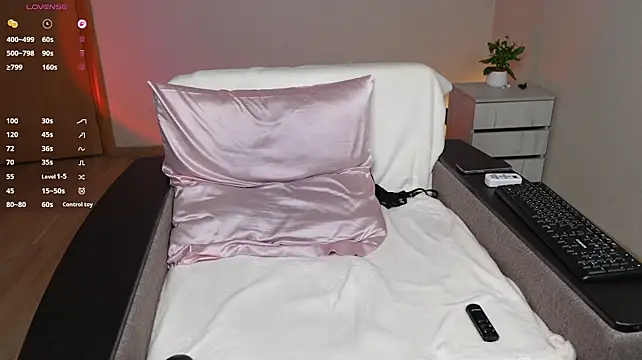HottieEmma - naked, rub and finger pussy till i cum