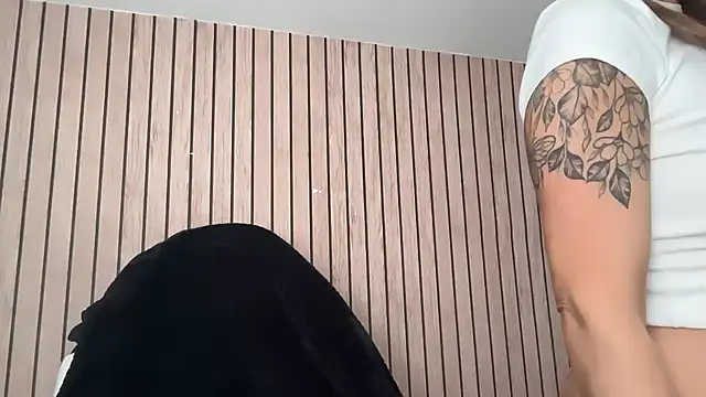 X_Rosie_X - get naked and finger play