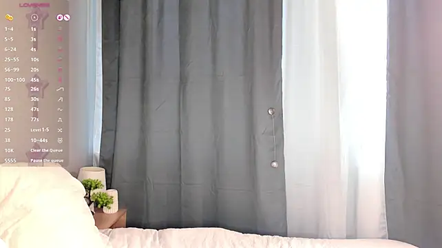 HollisHearl - Fuck my pussy with two fingers