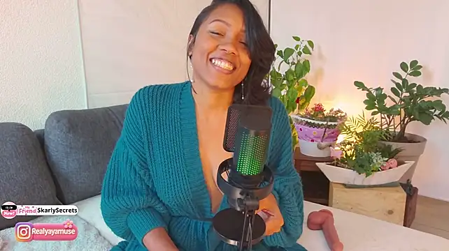 Yayamuse - Finger pussy laid down