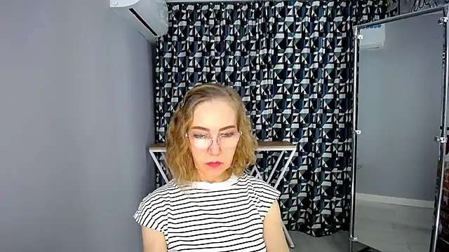 Queen_a_n_i - wear only a bra