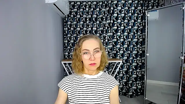 Queen_a_n_i - wear only a bra