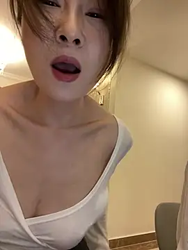 Eva10069 - 🎈朋友聚餐偷偷藏餐桌底口交大鸡吧