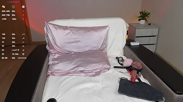 HottieEmma - naked, rub and finger pussy till i cum