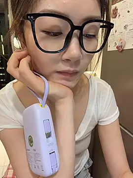 Zhenzhu443 - 随机脱一件