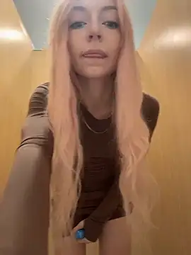 Melissa_grr - Show BOOBS right in male 🚾 HALLWAY!