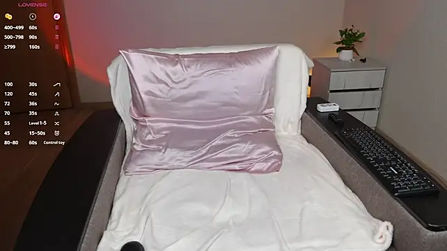 HottieEmma - naked, rub and finger pussy till i cum