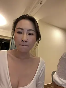 Eva10069 - 🎈朋友聚餐偷偷藏餐桌底口交大鸡吧