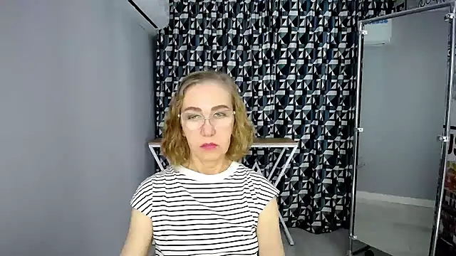 Queen_a_n_i - wear only a bra