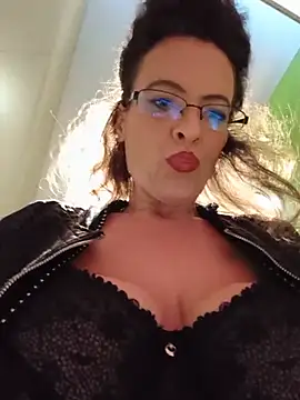 RebeccaNoble - Vibe my pussy hard🥵 outside 7 min ctrl