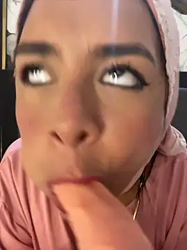 Alia_asad - 🥺Eye contact while sucking 🍌