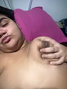 MorenaCariok - Dançar pelada com o plug no cu