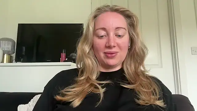 Arielsweetieee - Striptease down to Thong