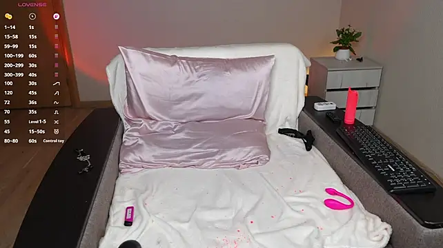 HottieEmma - naked, rub and finger pussy till i cum