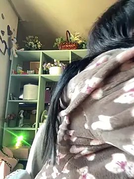 Noradior - take off top and show tits 🍒