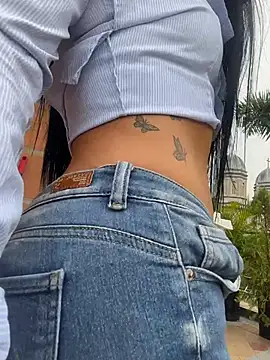 LuxeBrunetteXXX - ASS TEASE AT WOTK🍑
