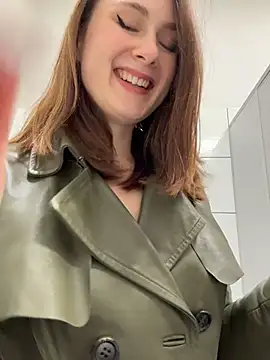 Dina_Tease - SHOW FAT PUSSY LIPS NAKD und COAT