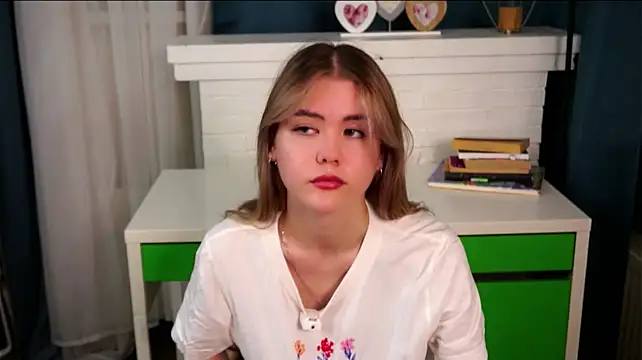 SabrinaFalley - Suck my finger close to cam