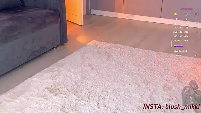 Mikkixmeow - Blowkiss with botty-dance