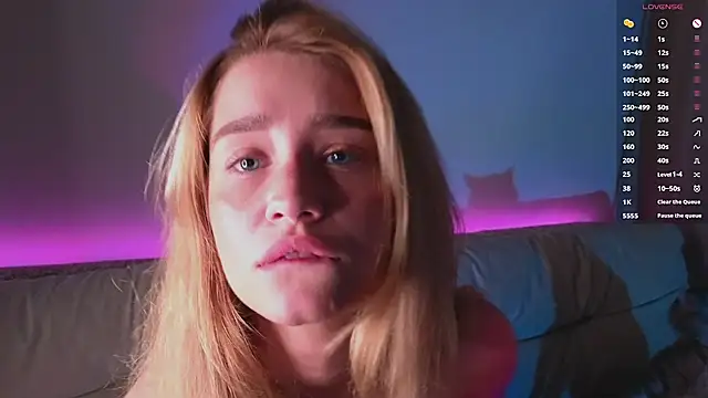 AliviaWithLove - Shake tits close to cam <3