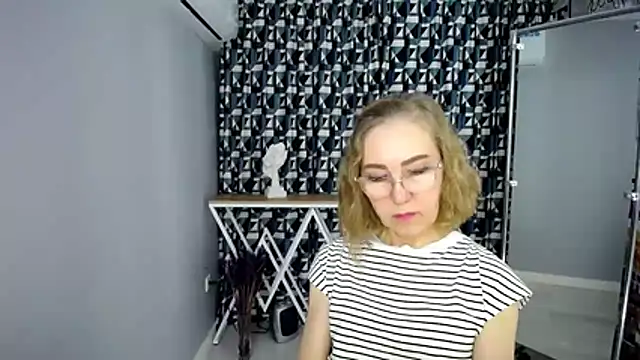 Queen_a_n_i - wear only a bra