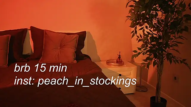Peach_in_stockings - Dress Mommy: red heels + legs