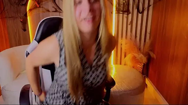 Aratna_Blonde_Tx - oil on the ass + 2 spanks