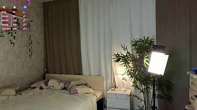 AnnyiBlue - Bootyb tease clos to cam