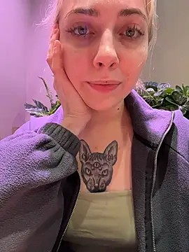 Sunny___Bunny - place naked tits on table near ppl