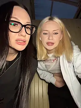 DayaFoxy - FINGERING PUSSIES OUTSIDE