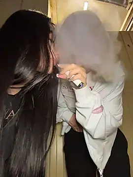 DayaFoxy - FINGERING PUSSIES OUTSIDE