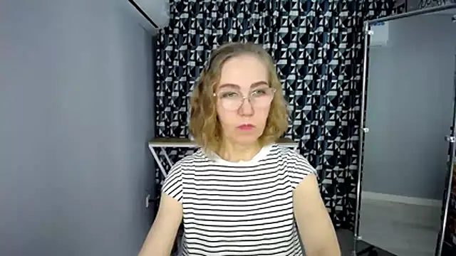 Queen_a_n_i - wear only a bra