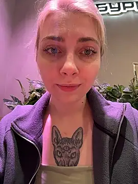 Sunny___Bunny - place naked tits on table near ppl
