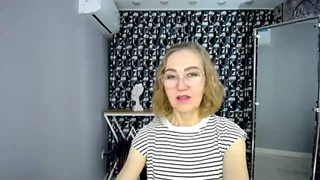 Queen_a_n_i - wear only a bra