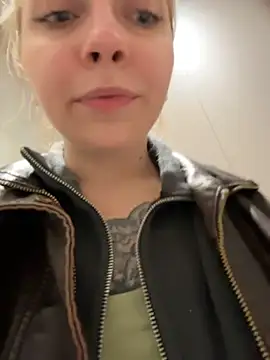 Sunny___Bunny - Flash pussy in public