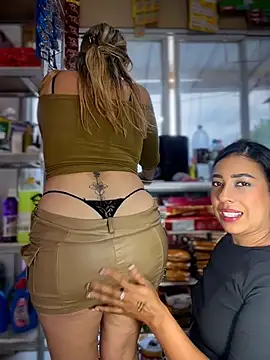 Sammyqueenx21 - let stranger touch boobs of 2 girls
