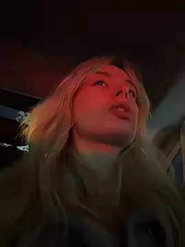 PollyLolly - Show naked ass behind the DRIVER