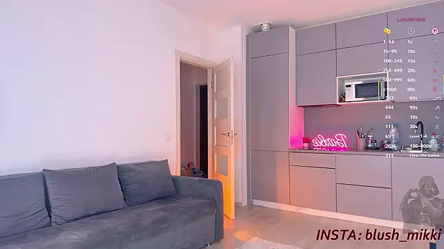 Mikkixmeow - Blowkiss with botty-dance