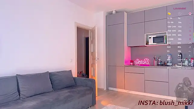 Mikkixmeow - Blowkiss with botty-dance