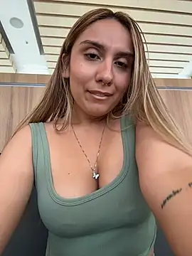 Sarah_honey__ - Nipples out order a coffee