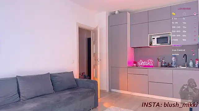 Mikkixmeow - Blowkiss with botty-dance