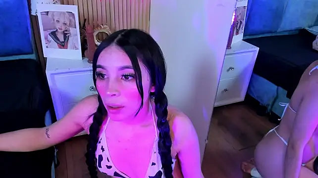 Delphine_doll - show tits