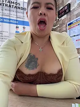 Ariana-07 - PUT CLAMPS ON MY CLITORIS