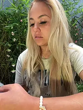 Angelwhite_25 - show feets