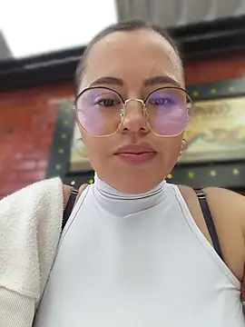 Luna_Rose1 - Removing your bra in public