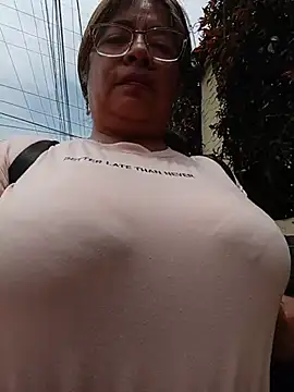 __valentina18 - Removing a bra in public